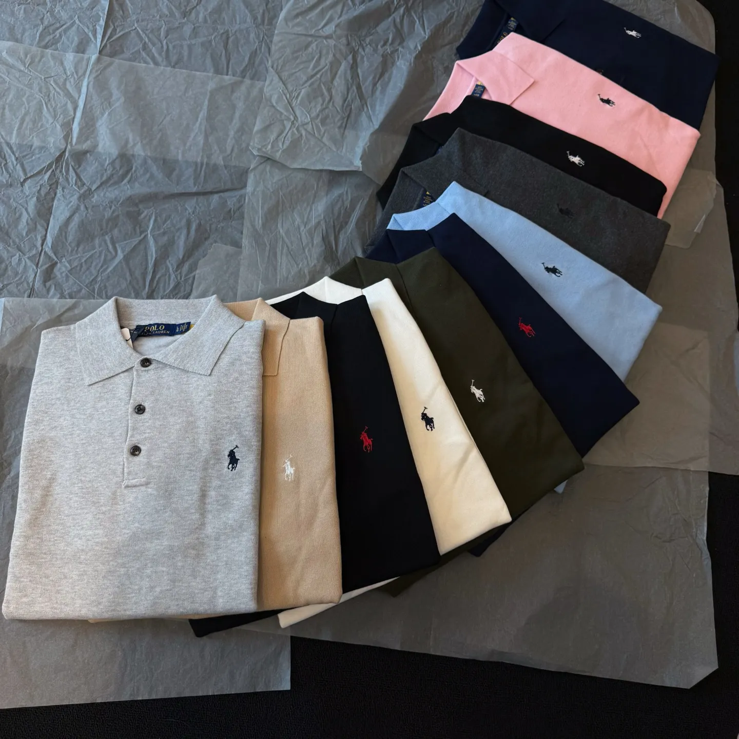 P206 Style number: R07 Ralph Lauren knitted pony embroidered lapel polo shirt three-button pullover open-chested long-sleeved sweater Official website synchronization Same style for men and women Size: S-XL Color: White Blue Gray Dark Gray Khaki Army Green Navy White Label Navy Blue Red Label Black Red Label Black White Label Pink Size: S M L XL Bust: 106/110/114/118 Length: 67/69/71/73 Shoulder width: 41/42/44/45